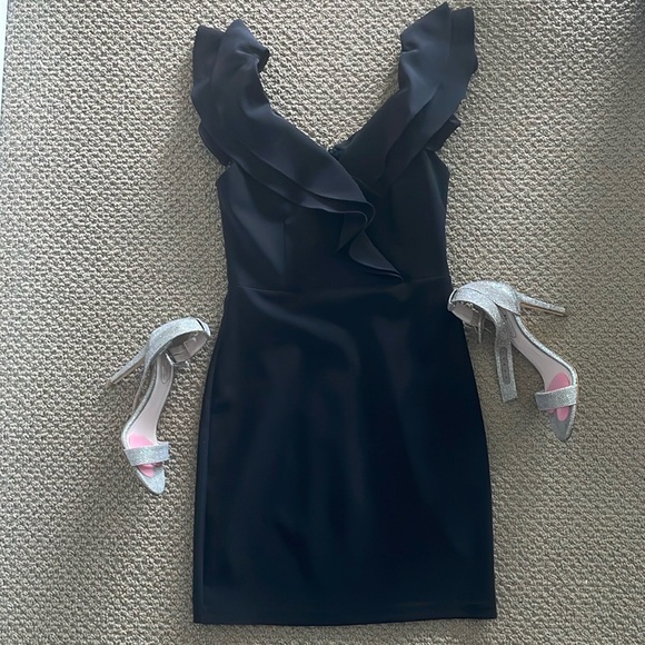 Short black off the shoulder ruffle dress - Picture 1 of 12